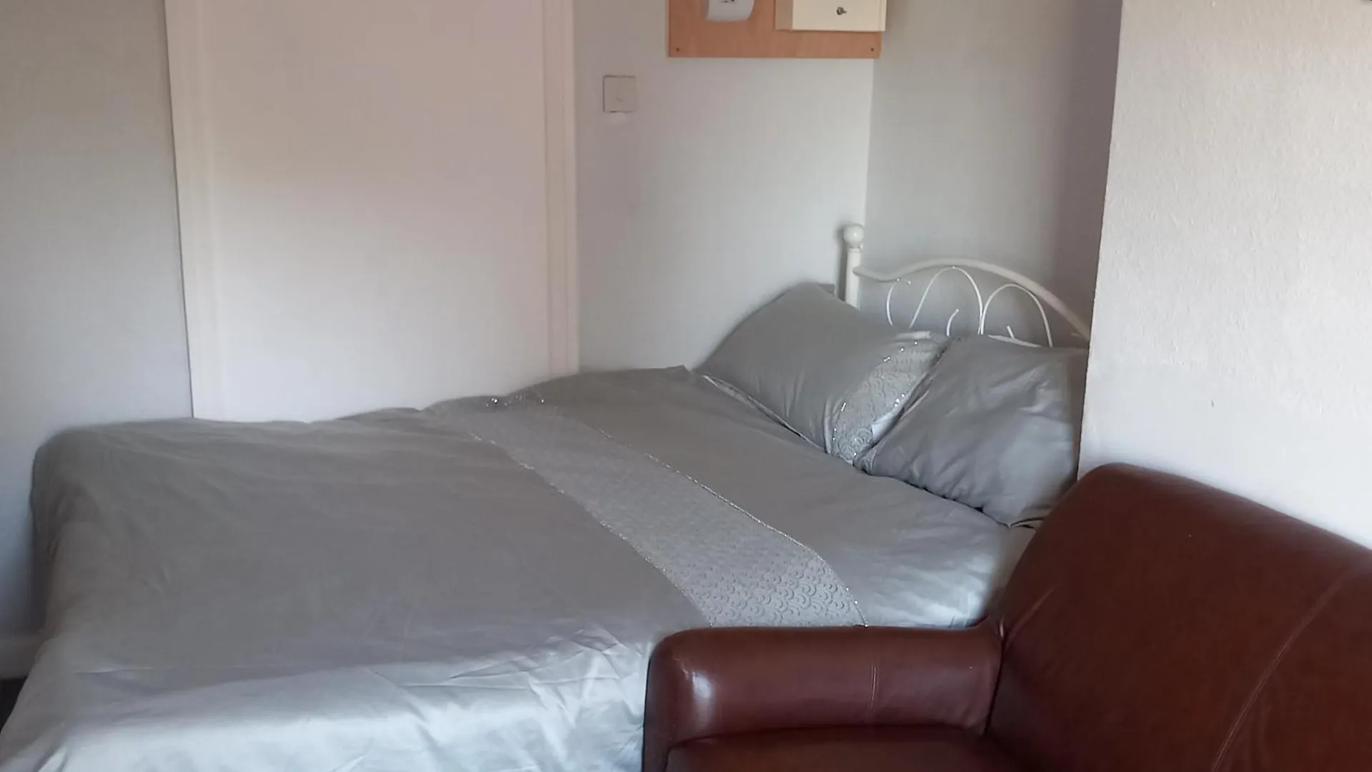 Marieott Lodge Shepperton Guest house